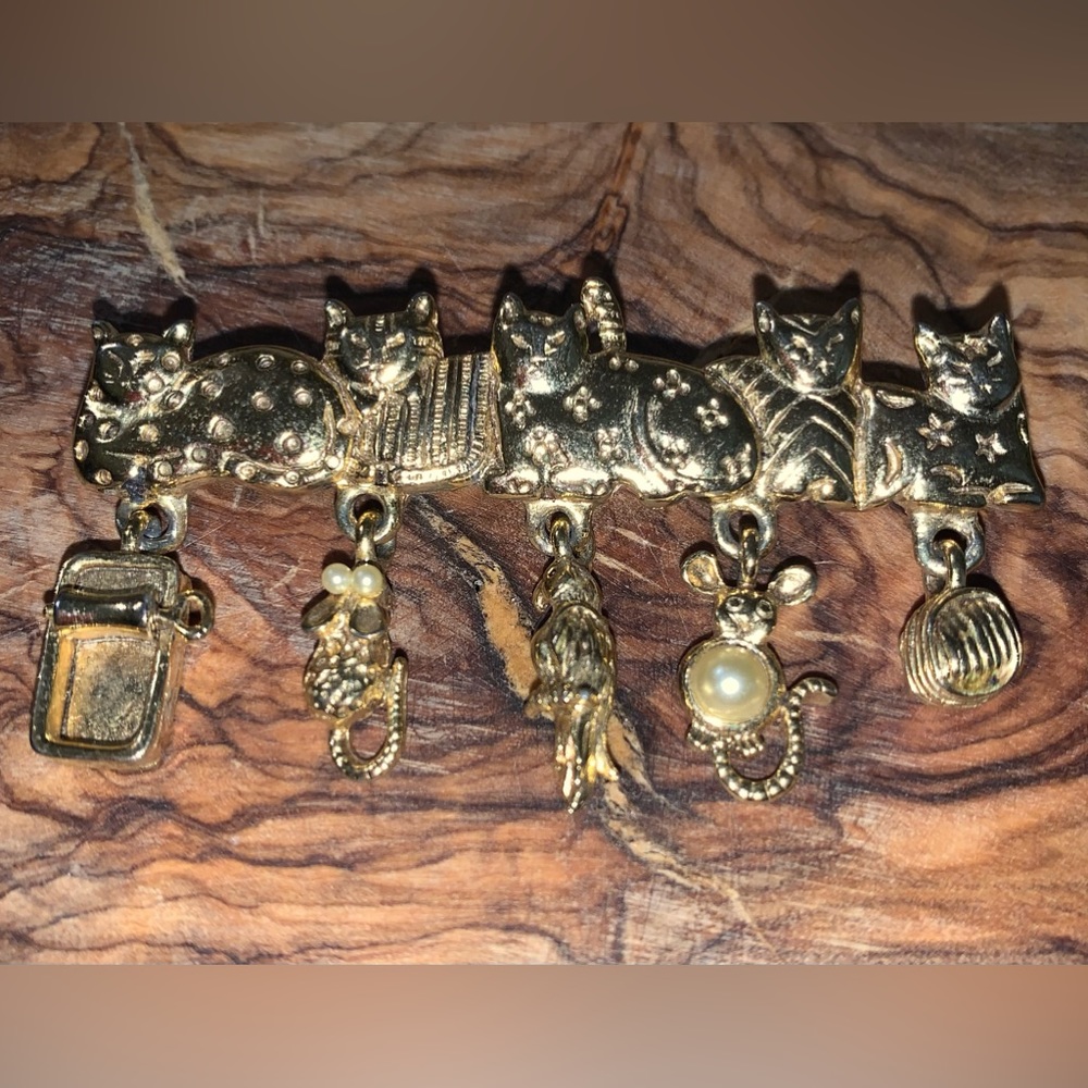 AJC Cozy Cats Gold Tone Charm Brooch 2.75”